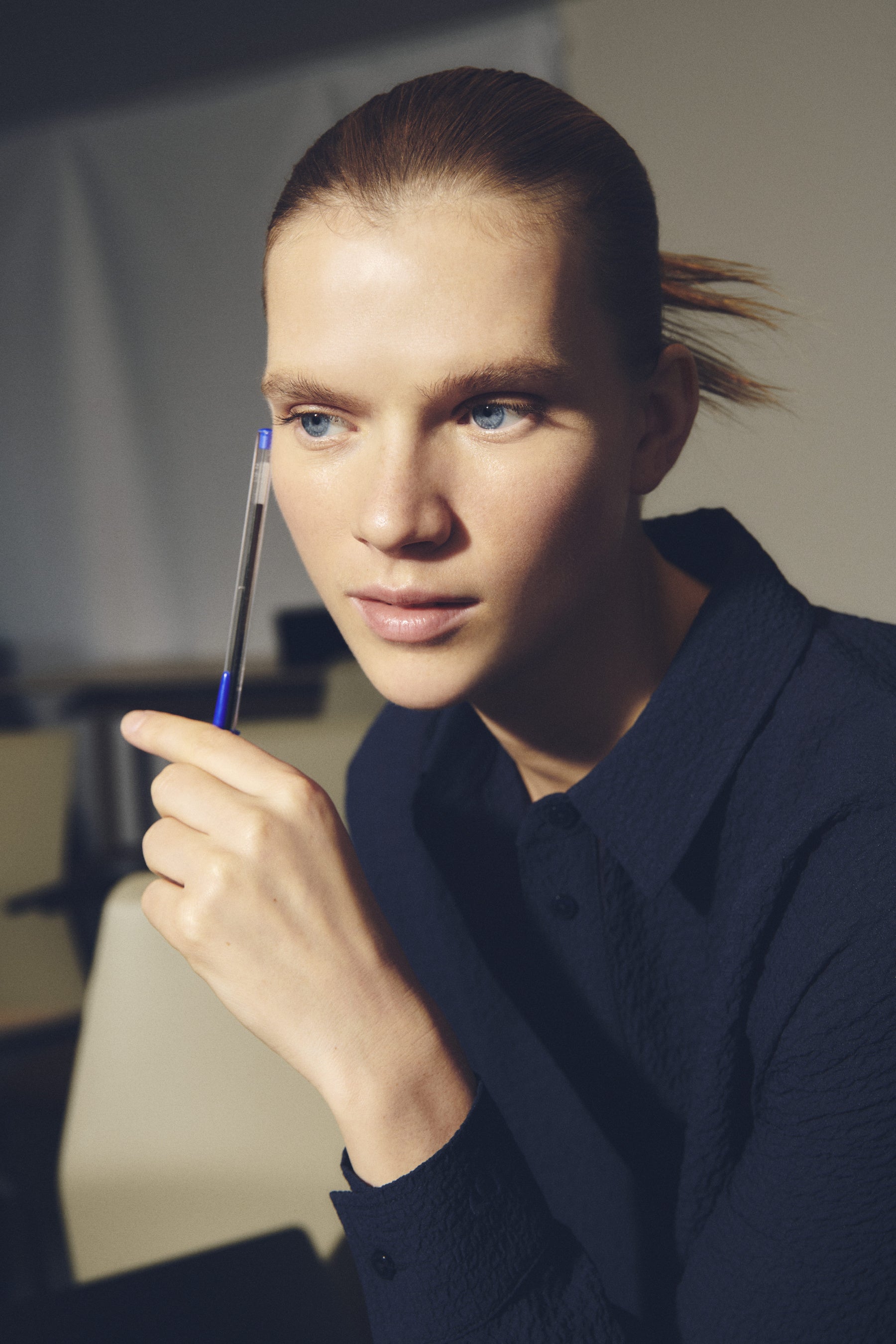 テクスチャー ショートシャツワンピース ¥17,900(tax in) レザー チャンキー クロッグサンダル ¥39,900(tax in)