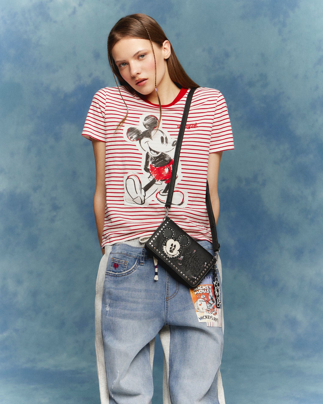 ©Disney ミッキーマウスストライプTシャツ¥11,900(tax in) ミッキーマウスジョガージーンズ¥22,900(tax in) ミッキーマウスミニバッグ¥11,900(tax in)