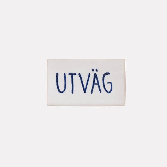  EXIT／2020／ceramic,wood／8.1×5.2cm／©️Marianne Hallberg