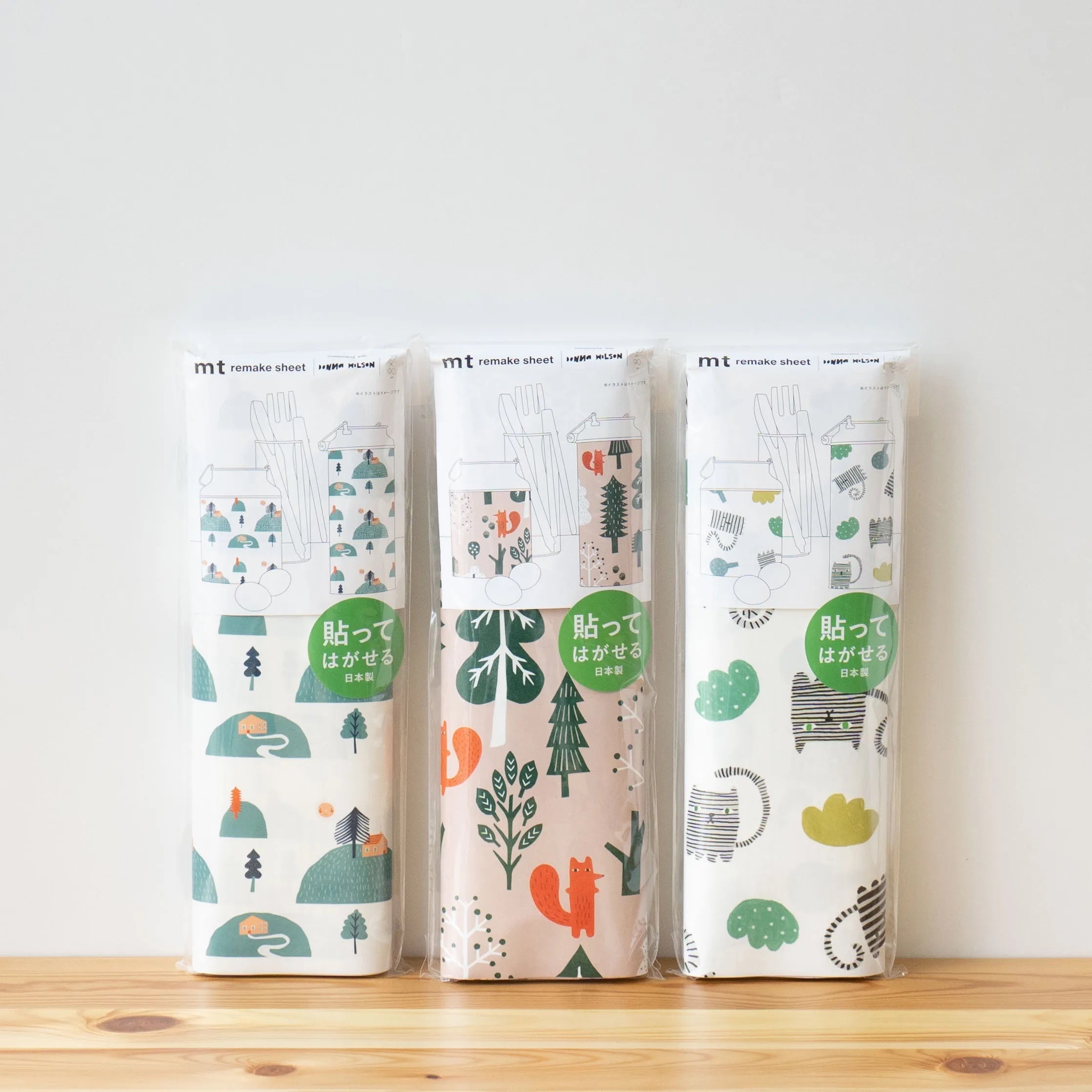 （左から）お家と丘、森の中のシリル、モノクロのねこ