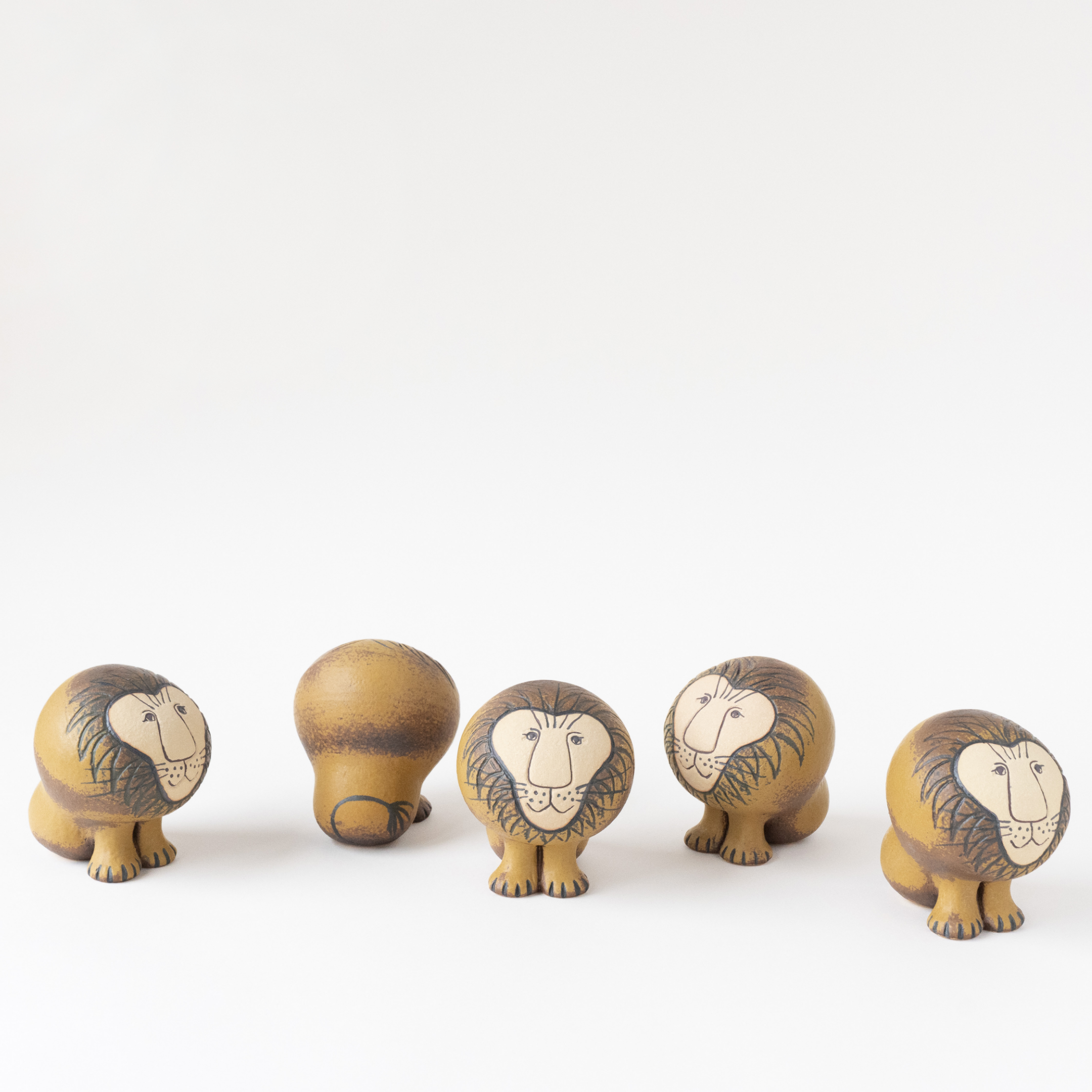 記念日企画】8月10日は「ライオンの日」。リサ・ラーソンのライオン