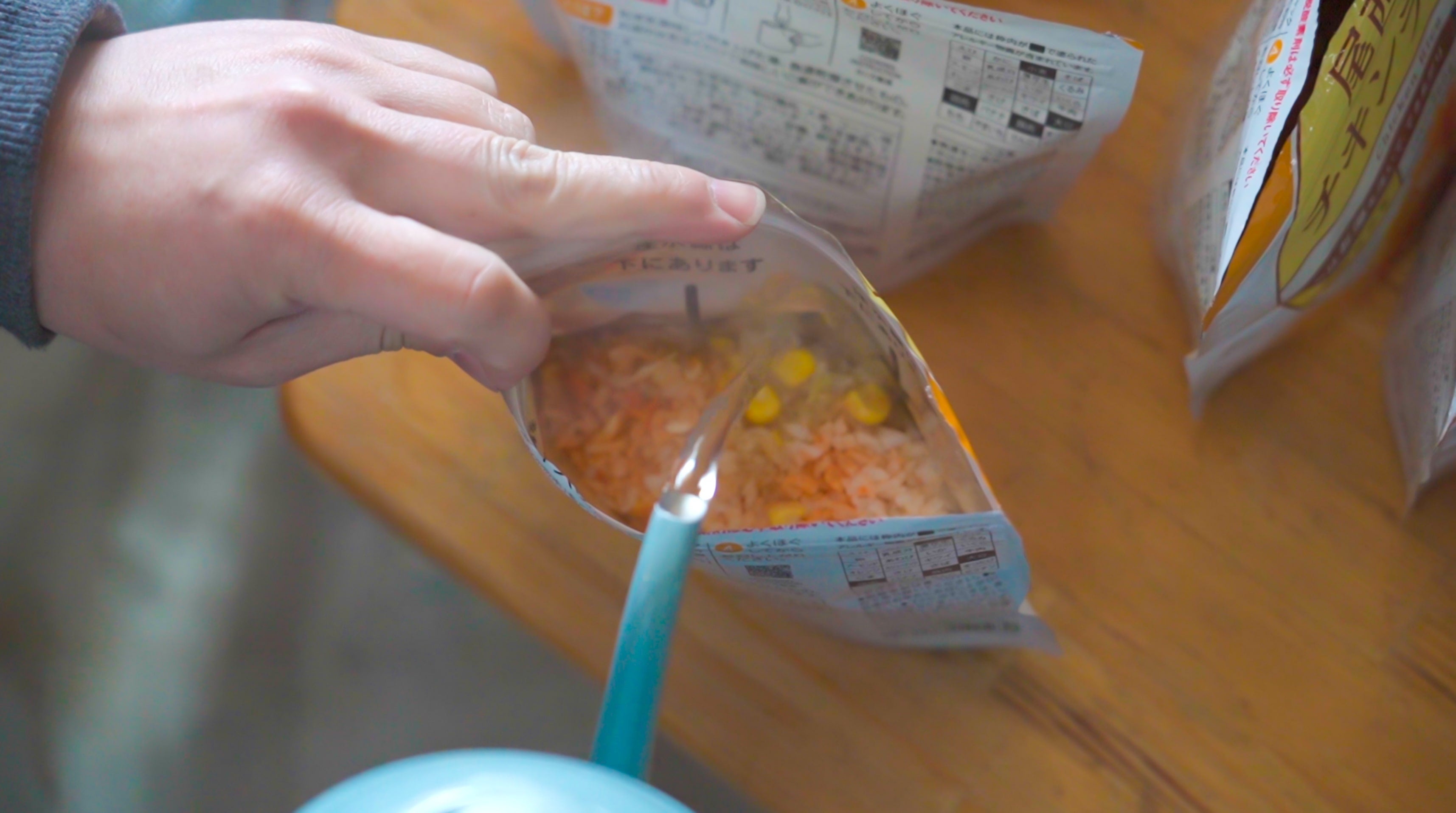 電気ケトルでお湯を沸かして、保存食にお湯を注ぐだけで完成