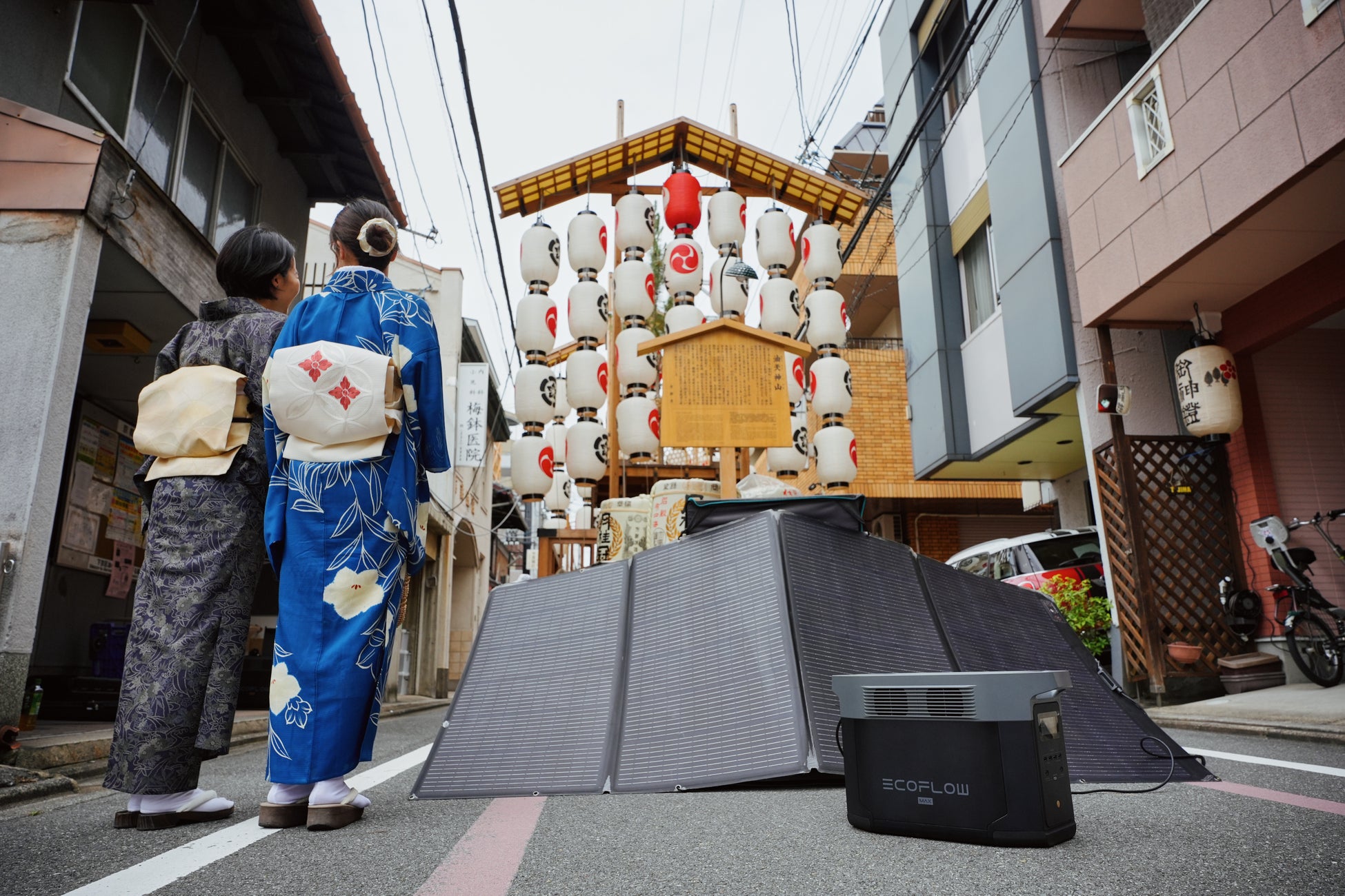 EcoFlow 祇園祭 油天神山にてソーラーパネルを使用して充電中の様子
