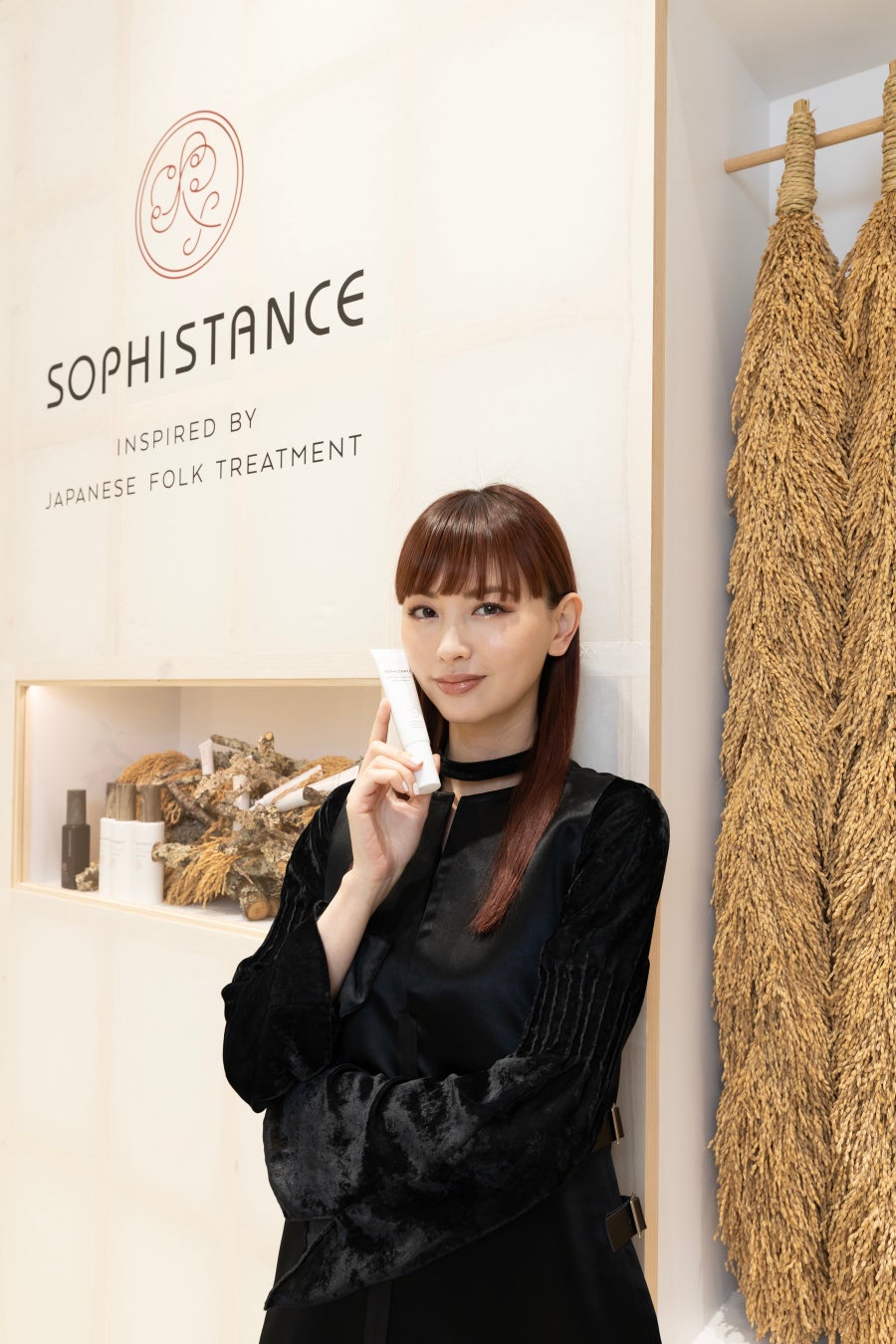 稲のアレンジメント、ディスプレイ棚は実際に福井の工房に足を運び取り寄せた越前和紙を使用