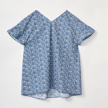 ブラウス｜バックスタイルはV字カット