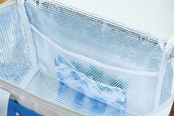 保冷剤や細々したものを収納できるメッシュ素材の内ポケットも