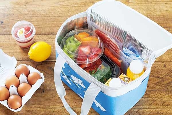 ©️Moomin Characters™️　約16cmのたっぷりとマチのある設計なので、食品トレイやお弁当も水平にそのままイン。日々の買い出しにちょうどいいサイズ感も魅力