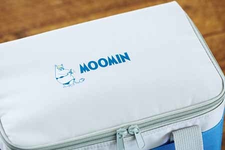 ©️Moomin Characters™️ 　フラップ部分にプリントされたスノークのおじょうさんは、ビキニ姿がキュート