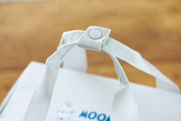 ©️Moomin Characters™️　二つの持ち手をまとめるループ付きで、持ち歩きも楽ちん