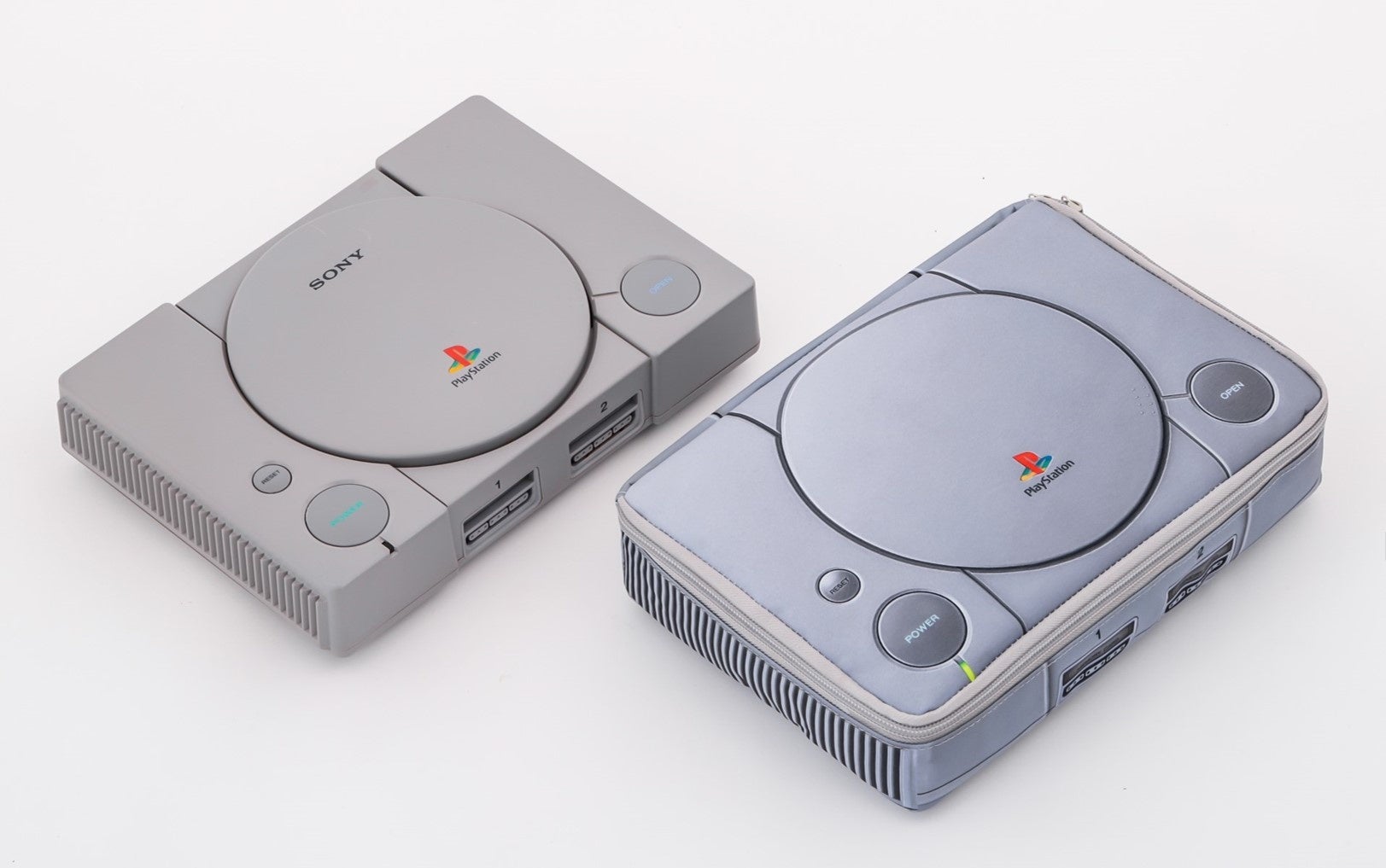 初代PlayStationマルチポーチ付きBOOK BLUE ver. 2個 初代PlayStation?の原寸大マルチポーチ付きBOOK BLUE ver