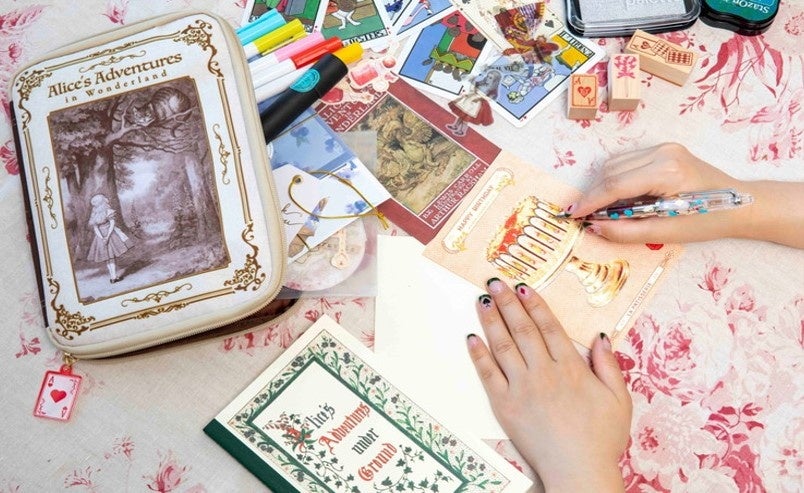 不思議の国のアリスの世界に浸れる一冊 ルイス キャロルとアリスの不思議な世界 じゃばらポーチbook 9 5発売 株式会社 宝島社のプレスリリース 不思議の国のアリスの世界に浸れる一冊 ルイス キャロルとアリスの不思議な世界 じゃばらポーチbook 9 5発売 株式会社 宝島社のプレスリリース