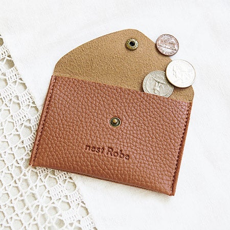 カードケースもスナップボタンつき。収納した小銭やカードが落ちづらい仕様です