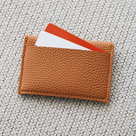 ケース背面には交通系ICカードが入れられるポケットつき