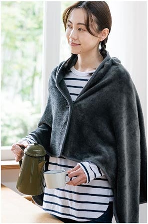 吸湿発熱でぽかぽか♪ 肩掛けになるブランケットが1859円→499円