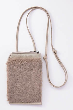 PLAIN PEOPLE［プレインピープル］ エコファーポケットつきスマホポシェット／ 『大人のおしゃれ手帖』2023年3月号増刊 1280円（税込）付録