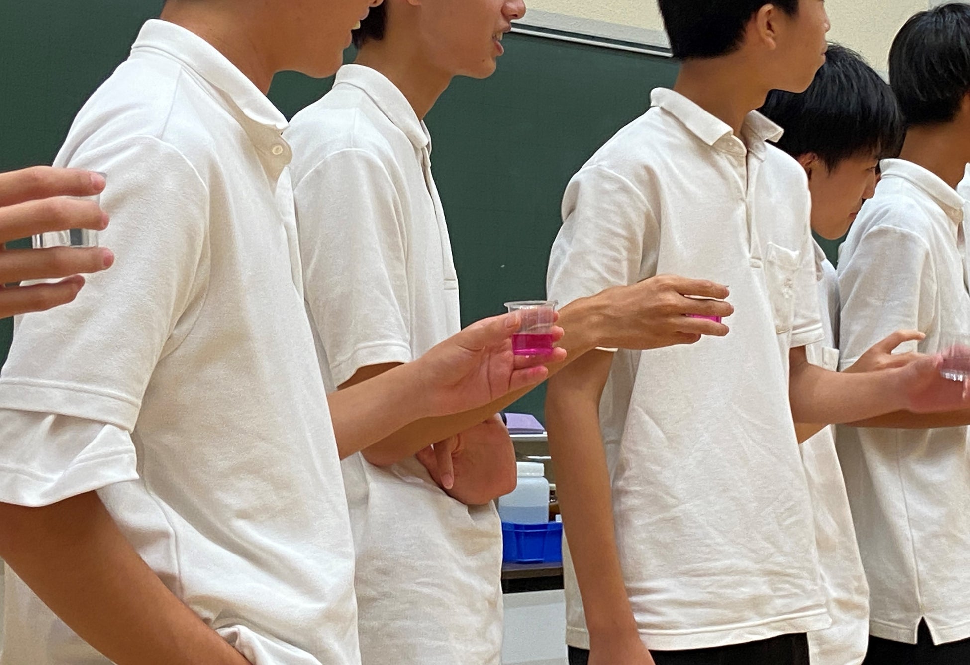 ▲フェノールフタレインを入れる場面