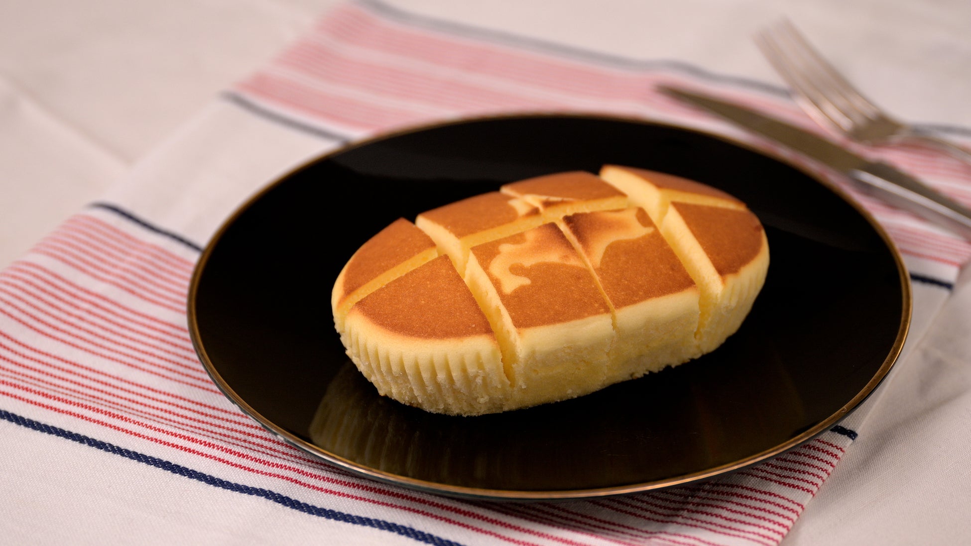 「北海道チーズ蒸しケーキ」のビッグなぬいぐるみが付属するムック本が発売へ_016