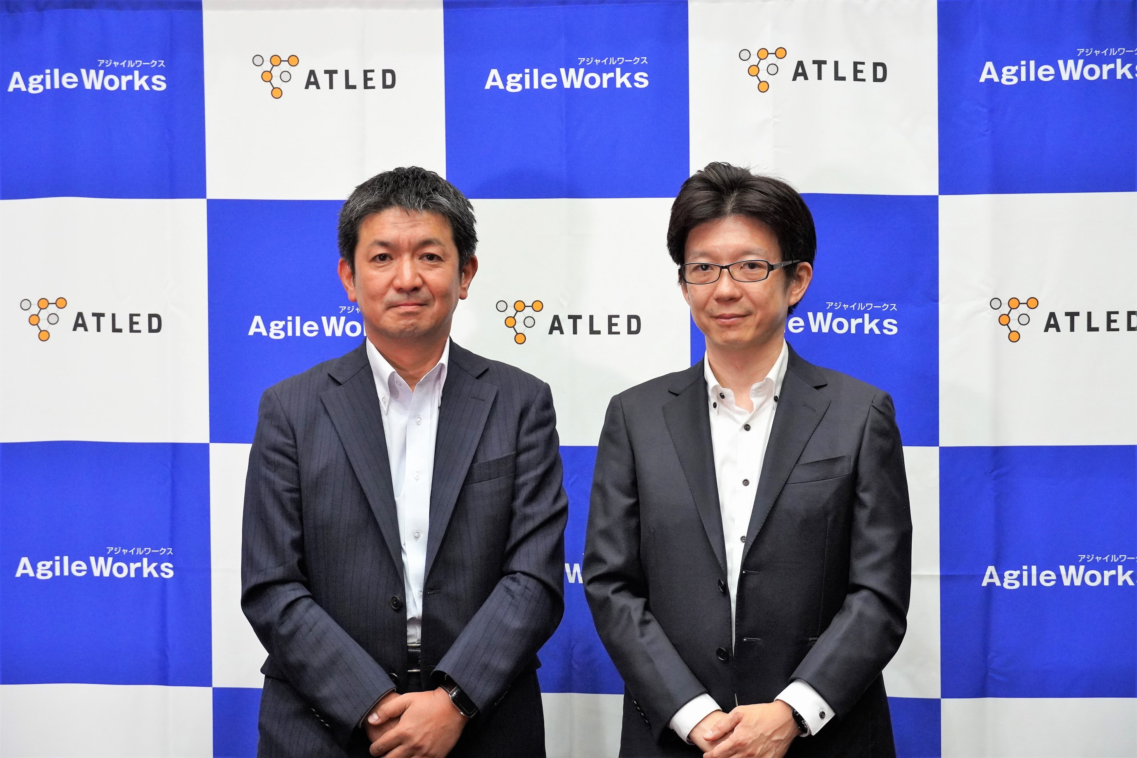 ＜フォトセッションの様子｜左から株式会社エイトレッド岡本、佐藤＞