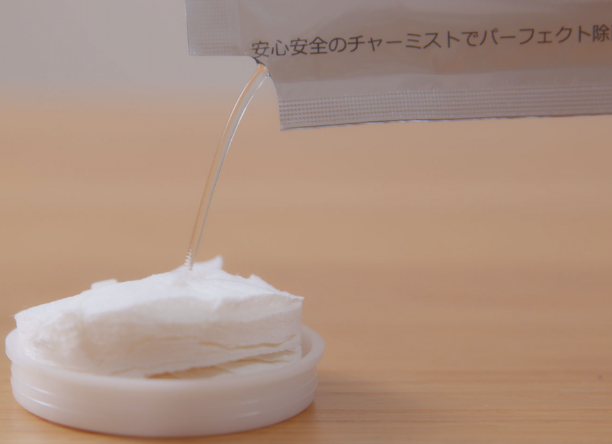 除菌液のチャーミストを注いでウエットタオルを作ります。