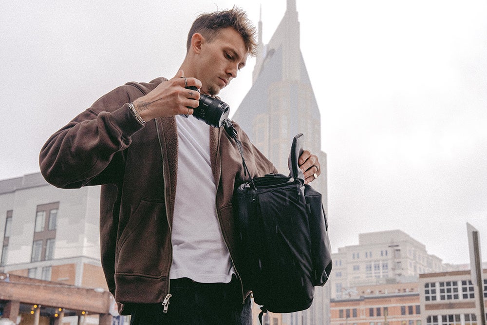 WANDRD「プロヴォーク」に新モデル「プロヴォーク ポケット」が登場、ジップトップと大容量フロントポケットで機材を素早く取り出せる