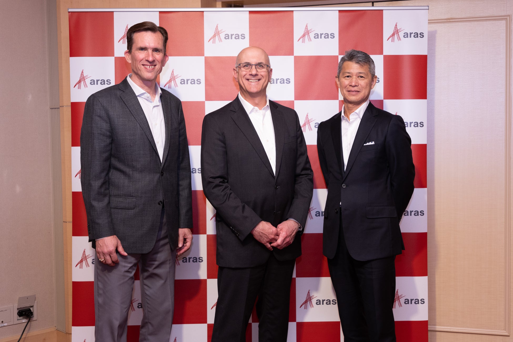 (左からジョン・スパーリング、CEO ロッキー・マーチン、久次 昌彦)