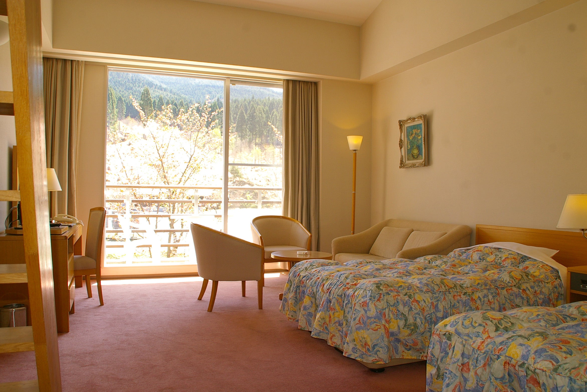 森に囲まれた宿泊施設の中で、ワーケーション体験（1泊2日のみ） ※お部屋は和室と洋室がございます