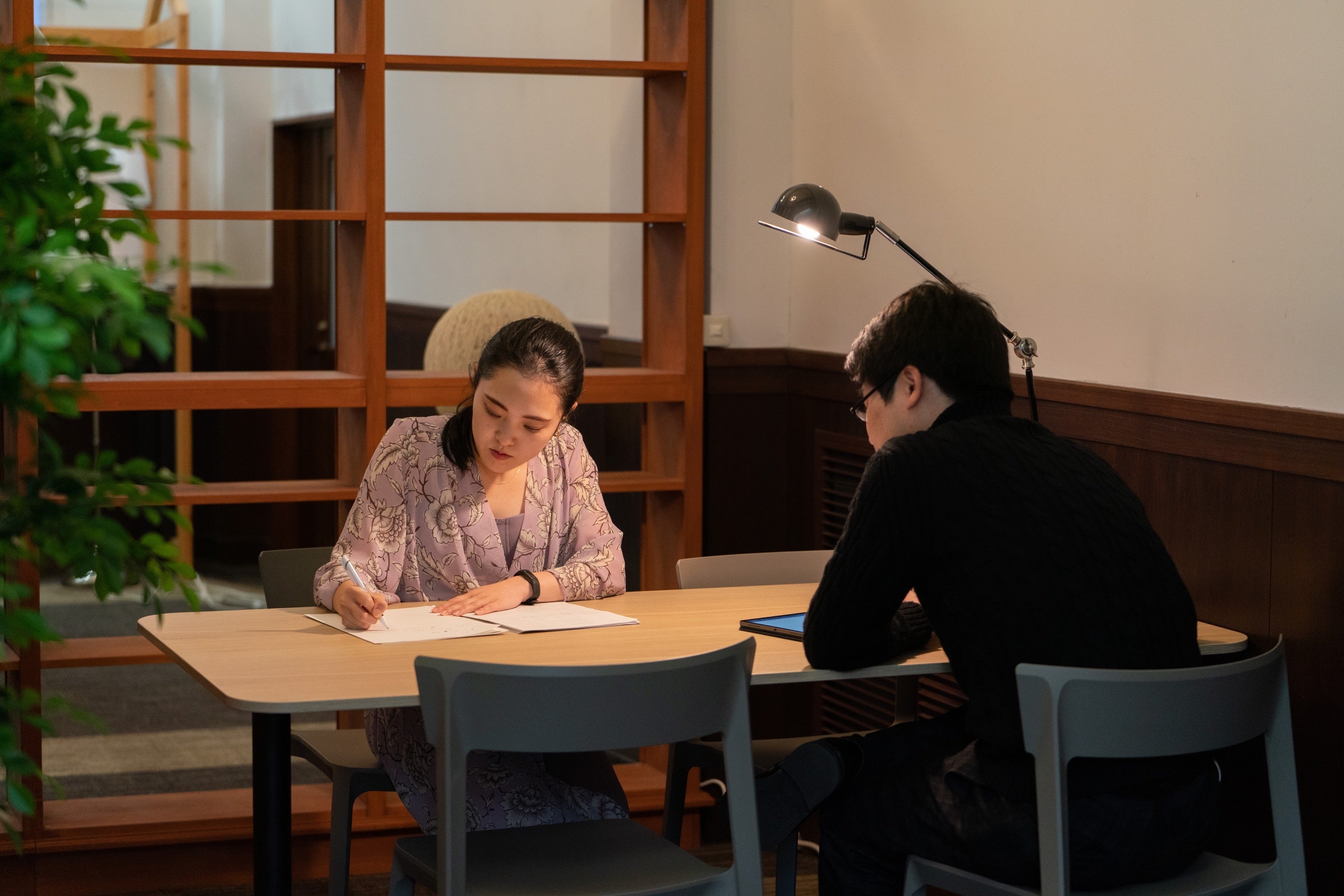 コワーキング施設では簡単な打合せスペースも完備