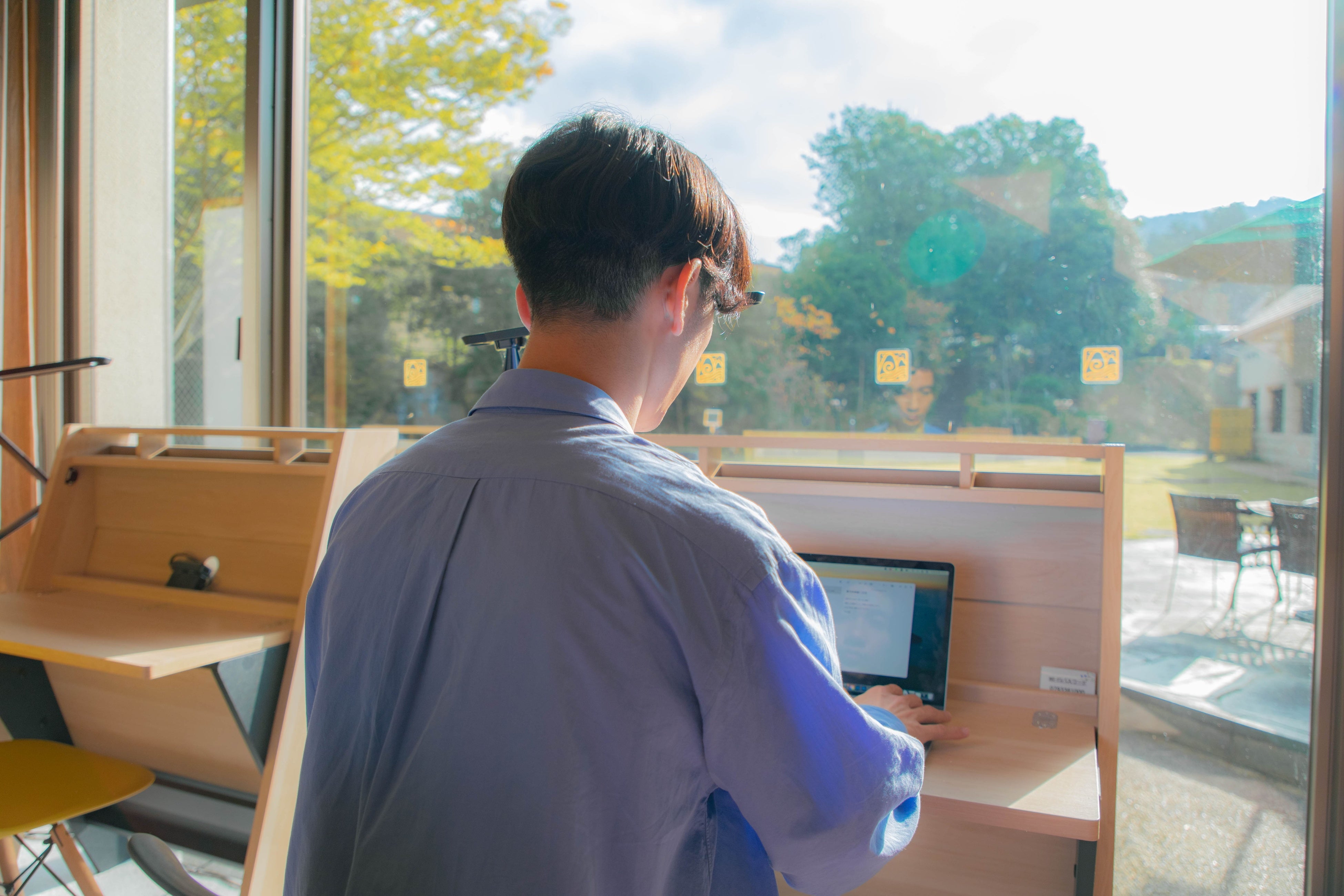 ロビーでも働く環境がそろいます