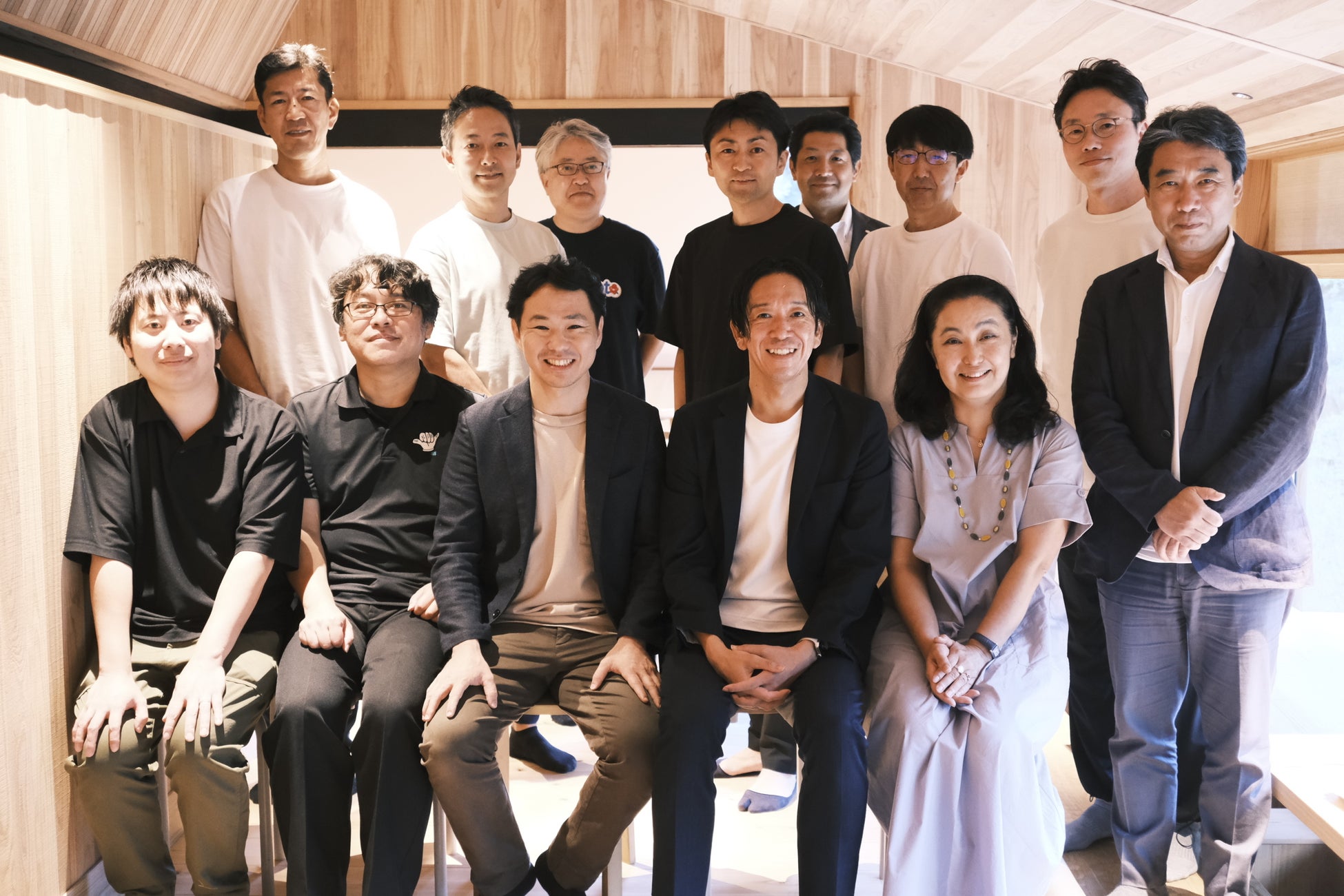ご出資いただいた皆様と弊社役員 (沿線まるごとホテル「Satologue」にて開催された株主総会より)