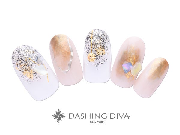 指先華やぐグリッターにシェルストーンで彩りを