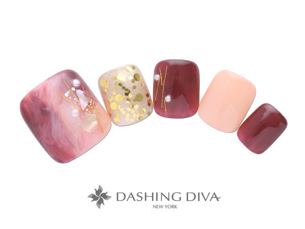 光の加減でキラリ輝くシェルとラメで大人の組み合わせ