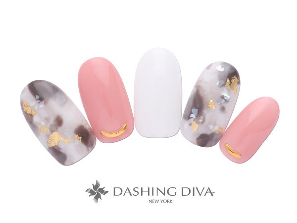 透明感のあるホワイトべっ甲ネイルでピュアに可愛く