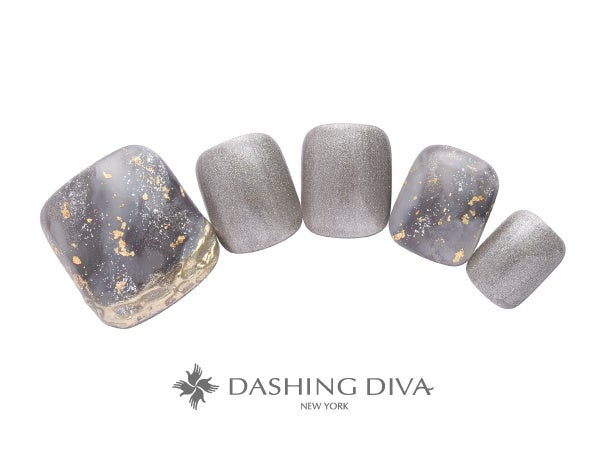 クールなシルバーカラーにつやめくミラーでオトナな足元に