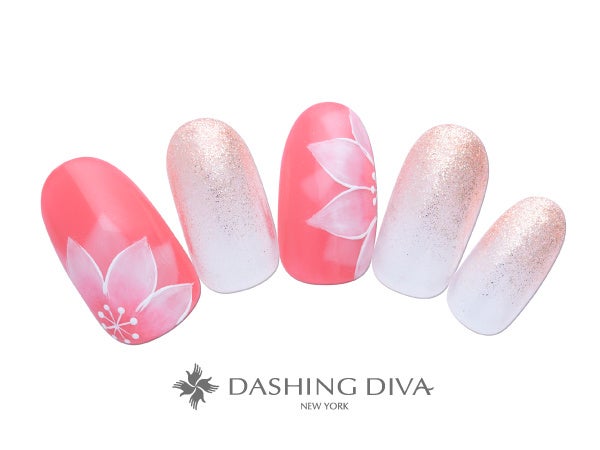 大振りな桜アートはラメグラと合わせてエレガントに決めて