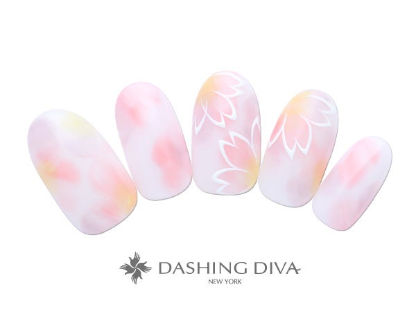 春の空気のようなニュアンスアートにフレッシュな桜をくりぬいて