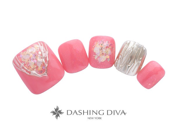 ローズカラーにミラーやオーロラフレークで華やかな足元へ