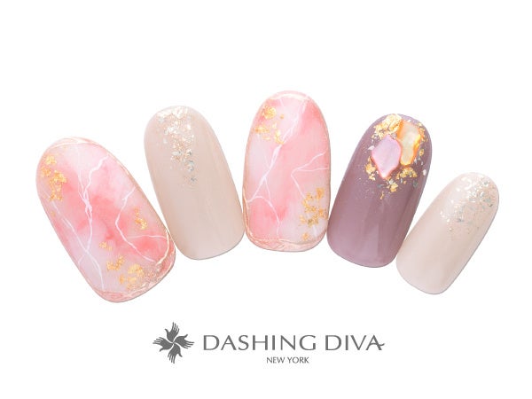 クリーミーなピンクの大理石にシェルを合わせてオシャレに