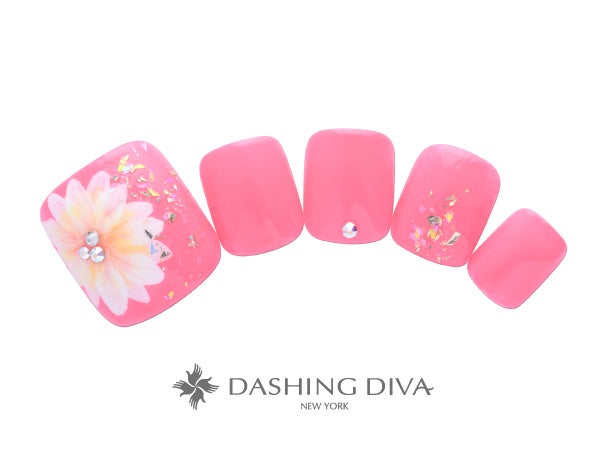 ホワイトが重なり合う大振りのリアルフラワーで無垢な美を