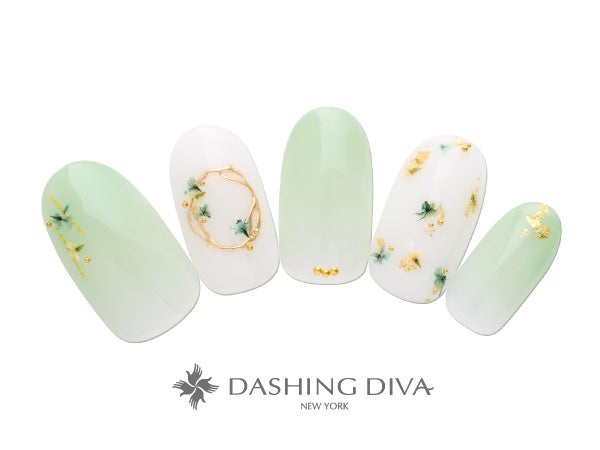 ペールグリーンと押し花のミラーリースでキュートさをプラス