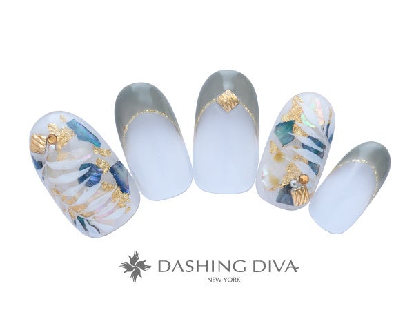 シェルと金箔を散りばめて透明感を意識した初夏デザイン