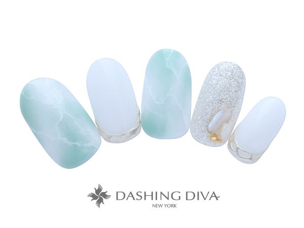 爽やかなペールグリーンとホワイトの大理石ネイル