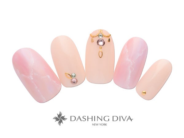 優しいピンクの大理石にレディなストーンアートを添えて