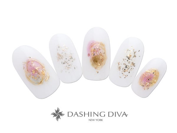 涼やかなホワイトカラーにモードなニュアンスを添えて