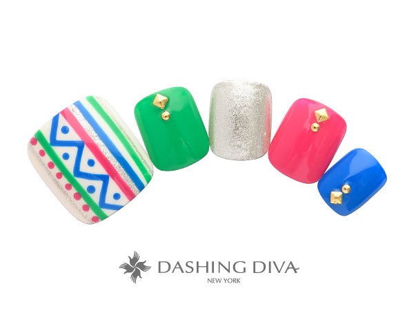 ビビッドカラーで視線を集めるエスニックなフットネイル