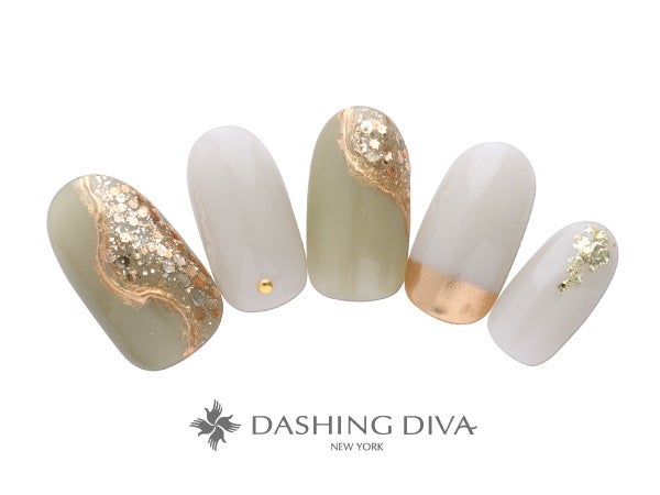 ナチュラルなくすみグリーンにラメとミラーで華やかに