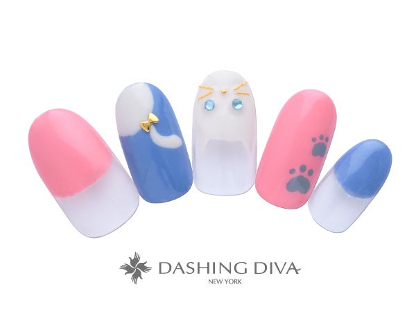 キュートなポップカラーに猫ちゃんを遊ばせて