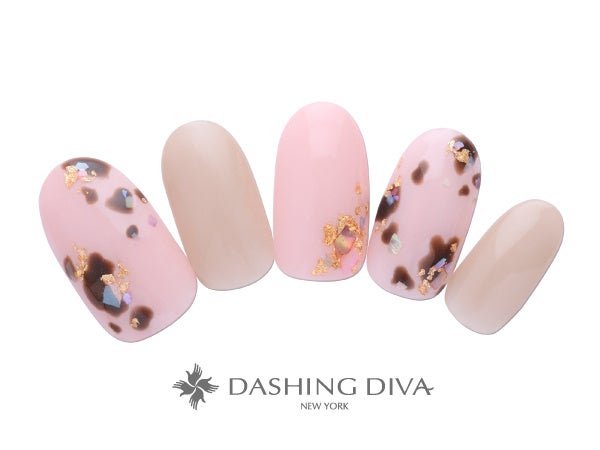 ヌーディーカラーに控え目なアニマルアートで上品に