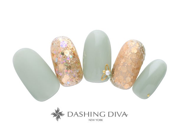 くすみグリーンとゴールドラメはマットで優しく引き締めて