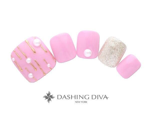 柔らかピンクカラーにパール×ゴールドアートでホリデーを意識