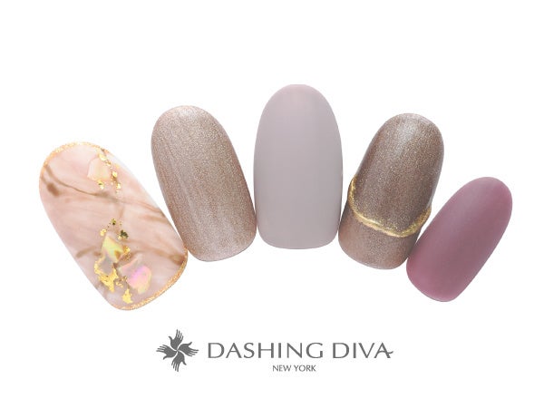 ラメとマットのコントラストが映える大理石にシェルを添えて